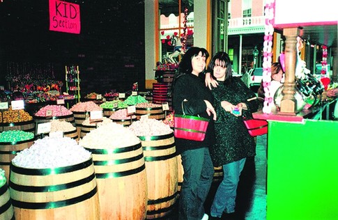 Ольга с сестрой. Конфетный магазин в США, в котором шоколадки продавали бочками. Фото из личного архива