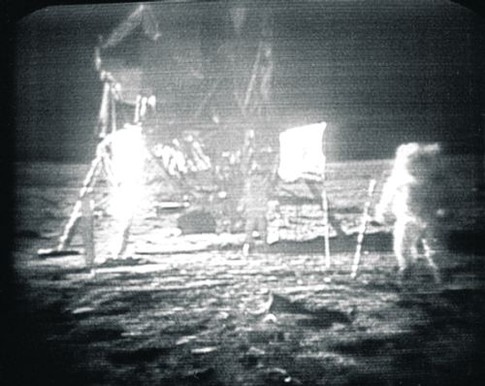 На Луне. Американцы оставили на спутнике флаг США, табличку и аппаратуру. Фото nasa.gov