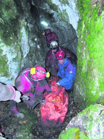 За работой. Спускаются в пещеры реже, чем накладывают шины. Фото из архива КСС АР Крым