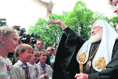 Птица счастья. Во время молебна на Владимирской горке патриарх Кирилл выпустил голубя. Фото Г. Салая