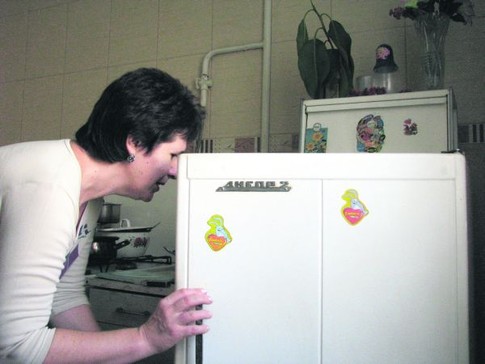 На века. Люди не спешат расставаться с купленными еще 30 лет назад холодильниками, ведь работают. Фото О. Негодовой