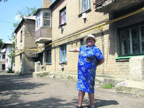 Соседка КорочанскихГалина Тимофеевна показывает на скромную квартиру родителей Оли Корочанской на первом этаже<br />

