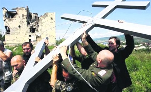 Южная Осетия. Казаки привезли и установили крест на месте падения первых снарядов<br />
