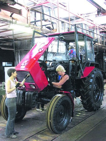 Женская забота. Дорабатывают трактора после конвейера женщины. Фото О.Негодовой