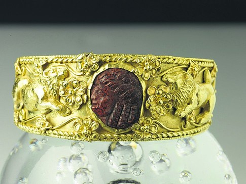 Браслет с геммой. Золотое изделие весом 68 г, на камне изображена женщина с лицом восточного типа, III в. до н. э.