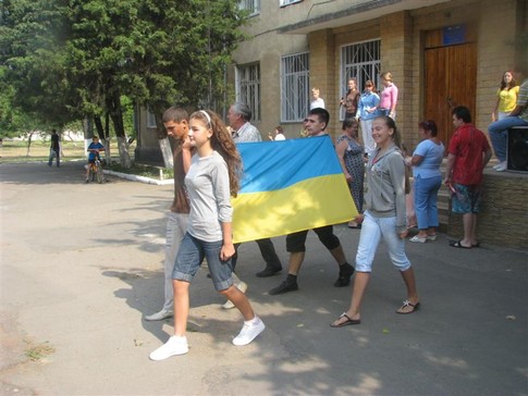 Старшеклассники по нескольку раз поднимали и опускали флаг Украины Автор А. Жуков