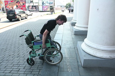Выход из тупика. Корреспонденту приходилось помогать себе ногами, а что делать инвалиду? Фото М. Мирошниченко