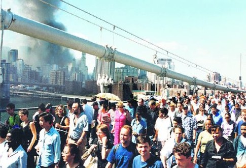 Исход. Людей эвакуируют через Манхэттенский мост. Фото makehistory.national911memorial.org