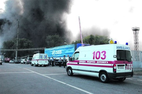 Пожар. Дым черной пеленой висел над Запорожьем, его видели во всех отдаленных районах города. Фото ИА 
