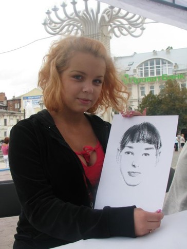 Харьковчанам предложили нарисовать портрет идеальной девушки и идеального парня, фото А. Половинкина