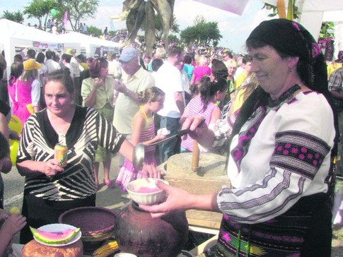 Мастер-класс. Учат готовить главное украинское блюдо и предлагают ритуал подачи борща к столу. Фото: А. Пасюта