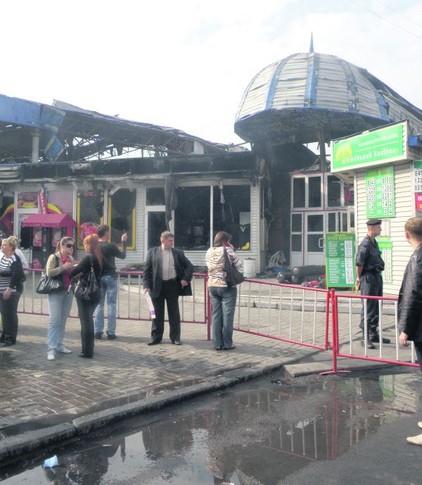 Погорельцы. Хозяев уничтоженных точек на рынок не пускают — крыша здания постепенно проседает. Фото М. Мирошниченко
