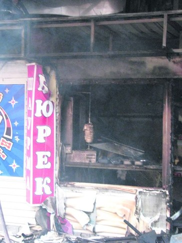 Киоск. Здесь начался пожар, сожравший имущество торговцев. Фото О. Негодовой