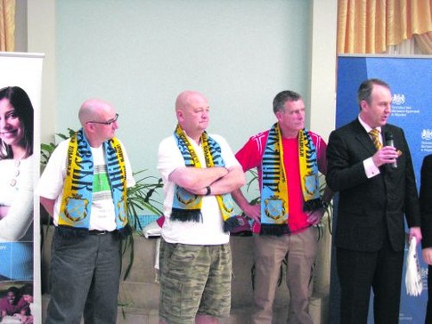 Болельщикам с Альбиона подарили украинские фанатские шарфики
