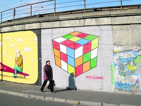 Кубик Рубика. Прохожим предлагают собрать его в уме. Фото Ю. Кузнецова