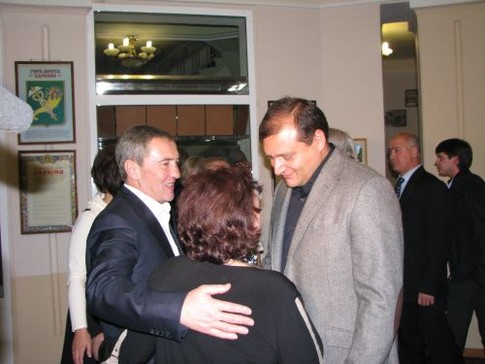 Леонид Черновецкий с первой учительницей и Михаилом Добкиным, фото А. Половинкина