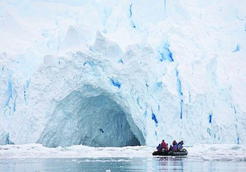 Антарктида. Посмотреть на айсберги хотят все больше туристов