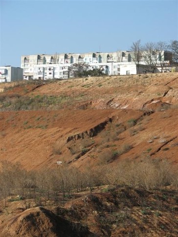 Зыбкие пески. До жилых домов — около сотни метров Автор фото А. Сибирцев
