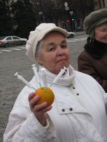 На площади Свободы кололи апельсины, фото А. Половинкина