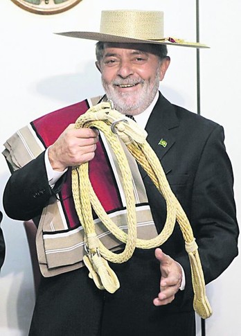 <br />
Глава в шляпе. Президент Бразилии с национальной атрибутикой своей страны. Фото AFP