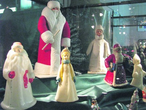 Дедов Морозов и Снегурочек горожане принесли в музей больше десятка. Есть тут и пластмассовые, и деревянные, и даже стеклянные 