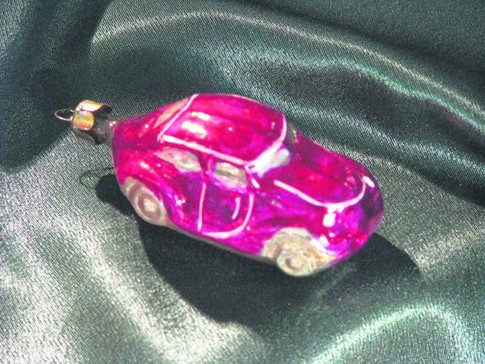 Эта розовая машинка была выпущена в 1954 году в честь годовщины серийного выпуска всесоюзного автомобиля 