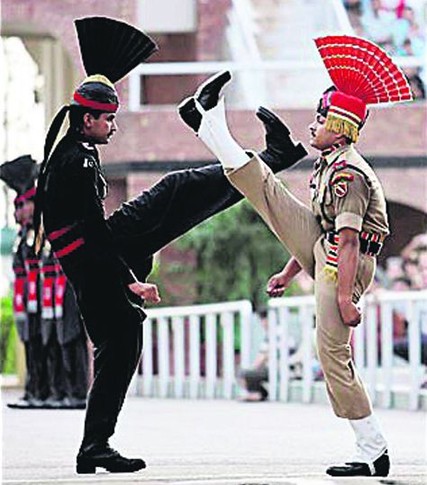 Военные парады Индии — настоящее шоу гимнастов! <br />
