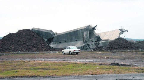 Груда железа и бетона. Монумент взорвали раньше запланированной даты, людей не эвакуировали. Фото AFP 