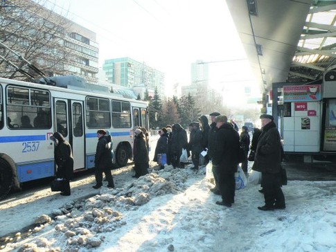 Автоблокада. Люди на остановках простаивали часами, ожидая транспорт. Фото М. Мирошниченко  