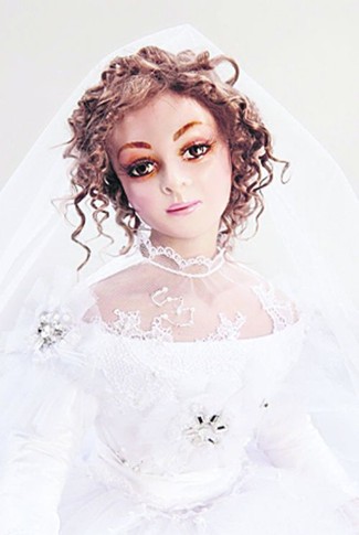 Невеста. На создание одной куклы требуется месяц-полтора. Фото: М. Скиданова