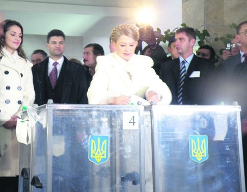Все в белом. Тимошенко на голосование прилетела с семьей, заодно навестит и маму. Фото М. Мирошниченко