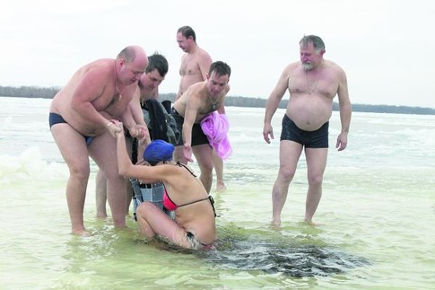 У проруби. Зимнее купание пользовалось спросом у горожан всех возрастов. Фото И. Андрющенко