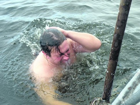 Купальщики не задерживались в воде надолго. Фото М. Мирошниченко