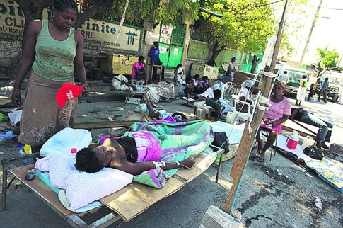 Порт-о-Пренс. Раненых размещают на улице вокруг полевых госпиталей. Фото АFP