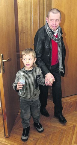 С сыном в Киеве. 68-летний актер часто возит с собой на гастроли 5-летнего Ваню, хотя считает, что воспитанием ребенка должна заниматься мать, а он должен учить на своем примере