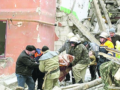 Пострадавшие. Из-под завалов освободили шесть человек. Фото МЧС области