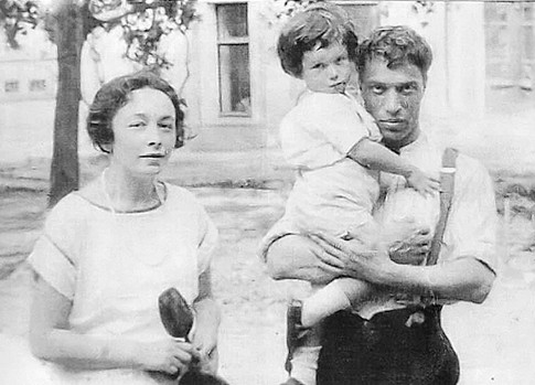 На даче. В 1930 году Пастернак приехал в Украину с женой Евгенией и сыном Женей