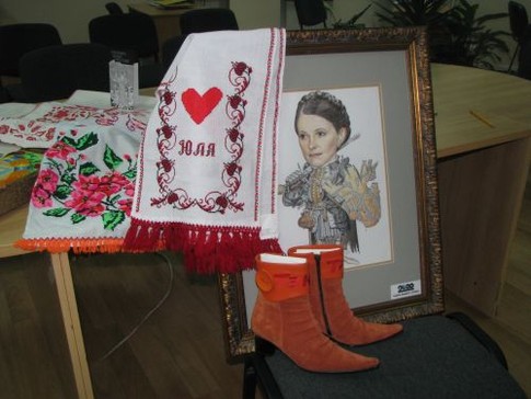 Тимошенко подарила харьковскому музею ботинки с Майдана, фото Ю. Тесленко