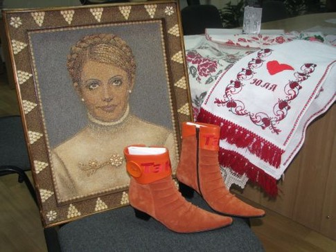 Тимошенко подарила харьковскому музею ботинки с Майдана, фото Ю. Тесленко