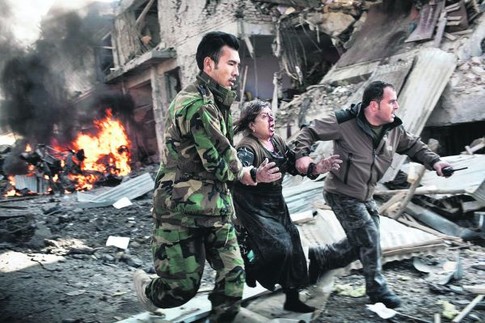 Первая премия. Жительница Кабула убегает прочь от места подрыва террориста 15 декабря. Работа австралийского фотографа Адама Фергюсона для The New York Times. AFP
