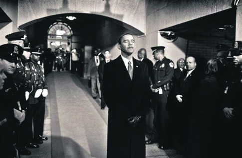 Серия фото британца Чарльза Оммэнни с инаугурации президента США Барака Обамы в черно-белых тонах удостоилась второй премии в номинации 