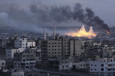 Второе место в номинации "Лучшее фото из горячей точки". Автор фото – Мохаммед Салем. Сектор Газа после удара с воздуха.