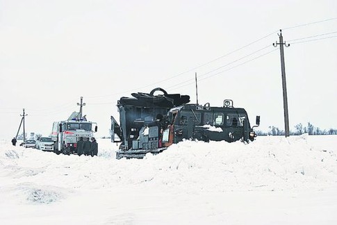 МЧС работают. Трассы чистили более полсотни снегоуборочных машин. Фото МЧС области
