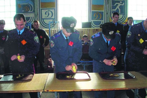 Конкурс. Безусловно, умение чистить картошку — очень важное для милиционера. Фото ГУ МВД Украины в Киевской обл. 