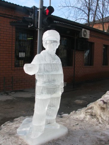 Гаишник из льда в Харькове, фото О. Ермоленко