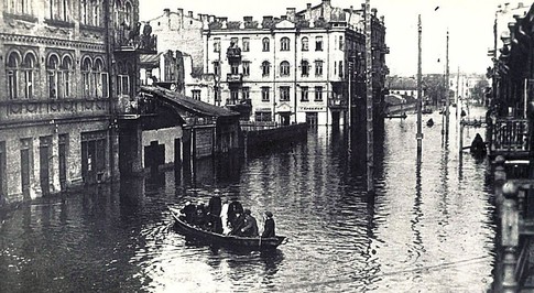 1931-й. Киевляне ездили в гости к друг другу на лодках. Фото из архива М. Кальницкого