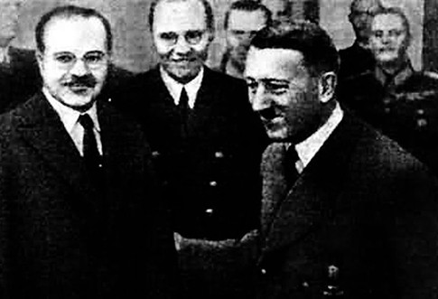 С Гитлером. Молотов считал, что альтернативы пакта с Германией не было
