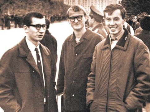 Друзья-студенты. Азаров (крайний справа) и Гайнанов (посередине) перед выпуском в 1971-м. Фото из архива В. Гайнанова
