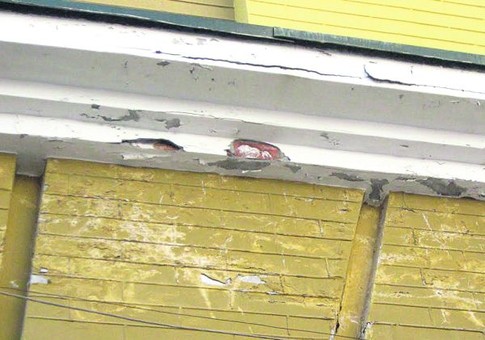 Рушится. На сводах домов появились трещины. Фото blog.vozdvizenka.com
