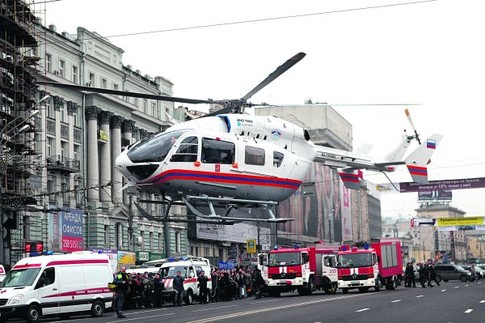 Вертолеты над Москвой. Впервые для быстрой доставки раненых в больницы использовали воздушные силы. Фото АFP